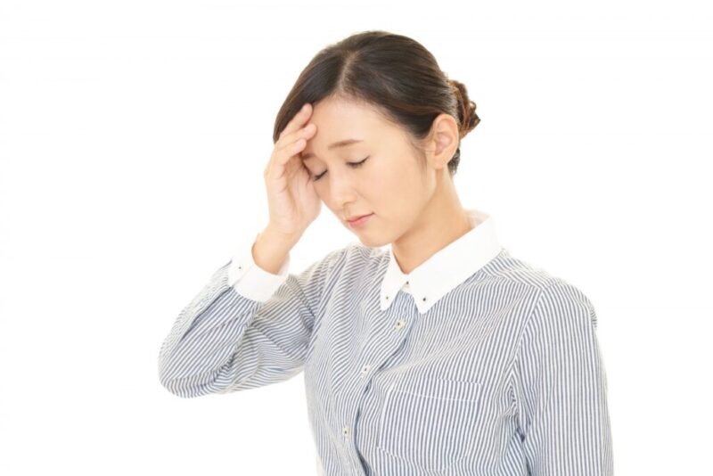 頭痛に悩む女性